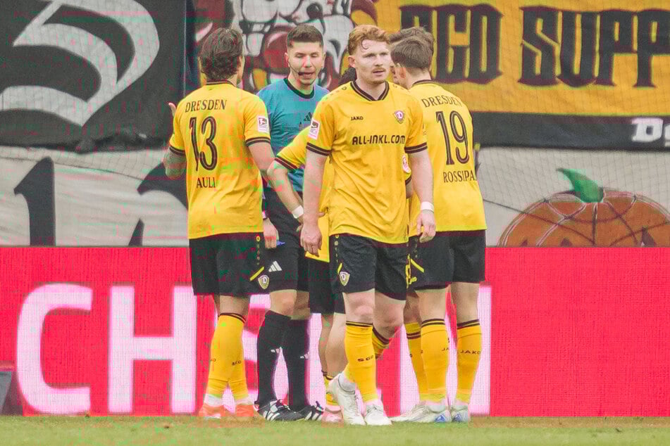 Da half alles Reklamieren nicht. Schiri Felix Wagner (2.v.l.) nahm den Elfer nicht zurück.