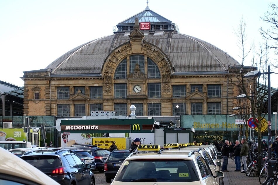 Die Tat spielte sich nahe dem Hauptbahnhof am Hans-Dietrich-Genscher-Platz ab. (Archivbild)