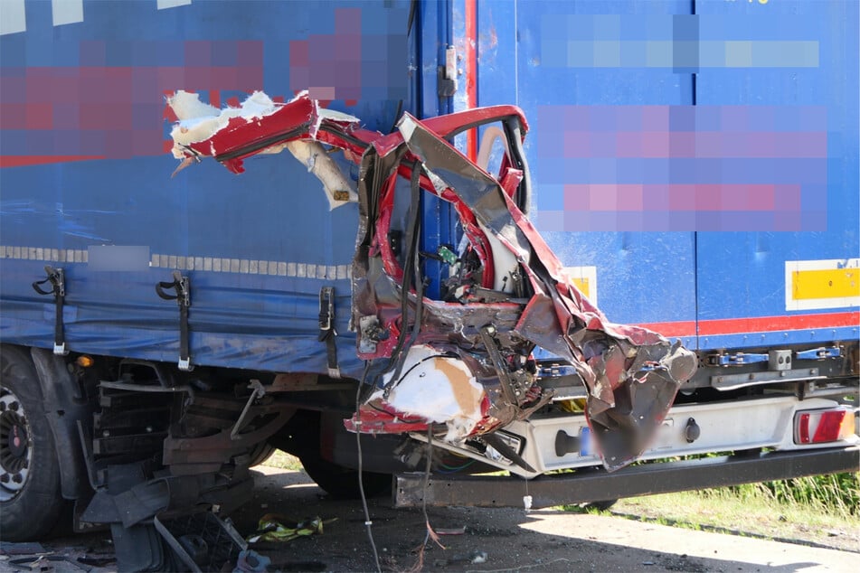 Teile des Transporter blieben am Lastwagen hängen.