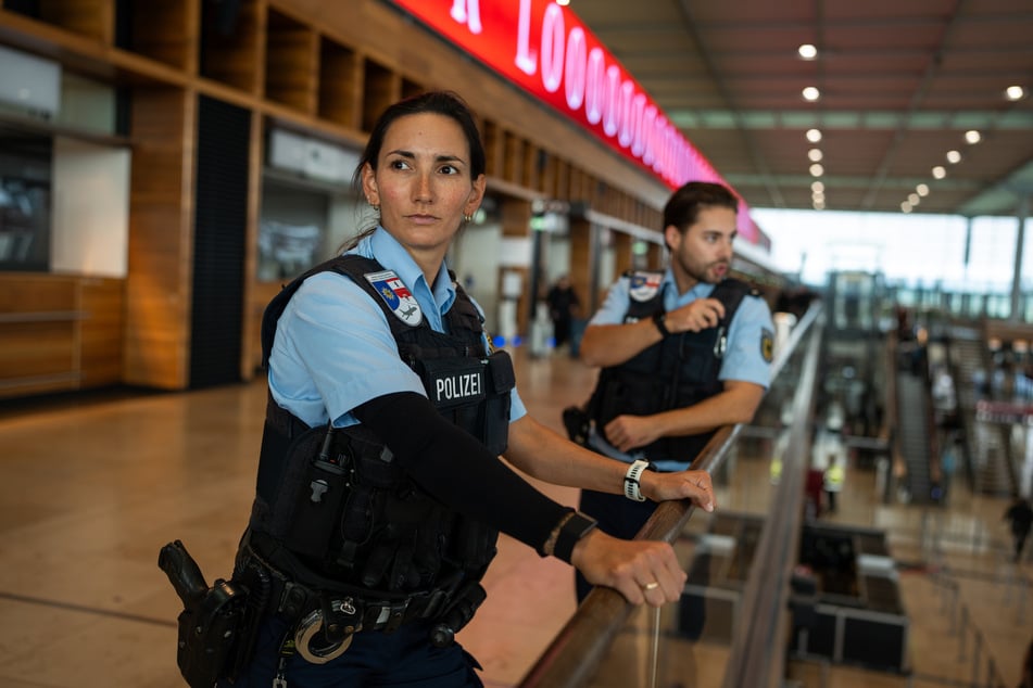 Marisol und Richard am Flughafen BER.