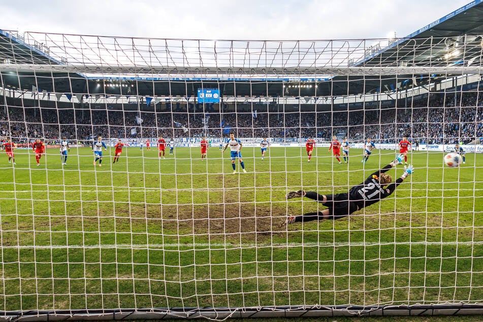 FCM-Spieler Mateusz Zukowski (24) verwandelte einen Elfmeter im Kieler Tor.