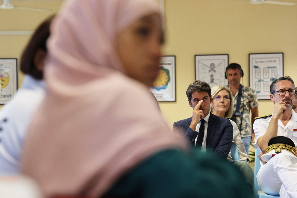 Frankreichs Bildungsminister Gabriel Attal (34, 3.v.r.) will das islamische Kleidungsstück an Schulen verbieten.