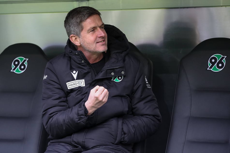 96-Sportchef Ralf Becker (55) hat in dieser Saison oft Grund, die Siegerfaust zu ballen. Hannover ist in der Spur.