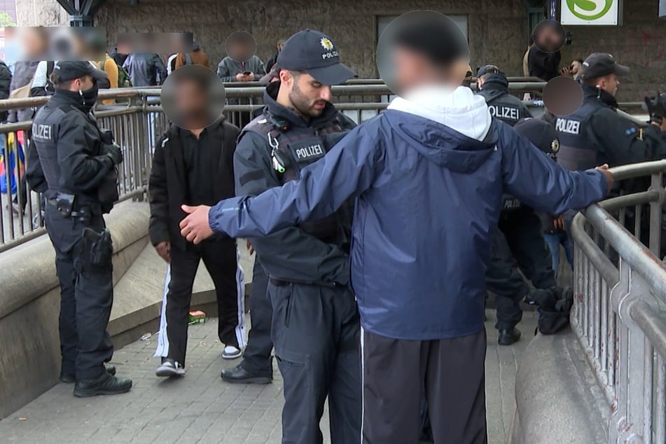 Einen Tag nach Messerattacke: Polizei mit Großkontrolle am Hauptbahnhof
