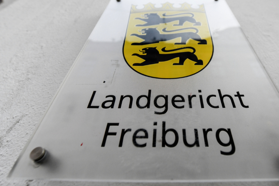 Ein 81-Jähriger muss sich vor dem Gericht wegen fahrlässiger Tötung verantworten. (Archivbild)