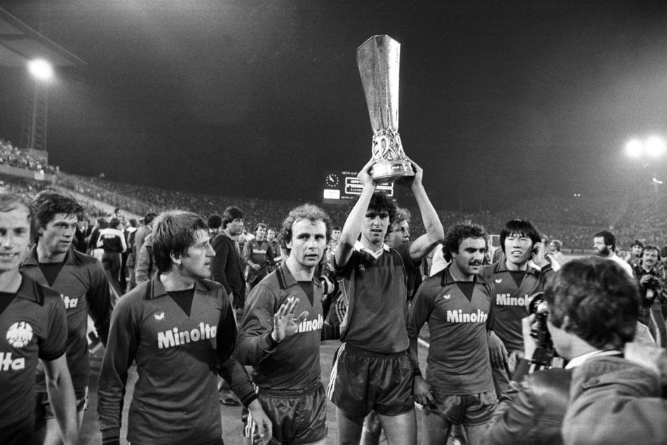 In der Saison 1979/80 gewann Bernd Nickel (2.v.l.) mit weiteren Eintracht-Frankfurt-Legenden wie Bernd Hölzenbein (75, 3.v.l.) und Bum-kun Cha (68, r.) den UEFA-Cup. (Archivfoto)
