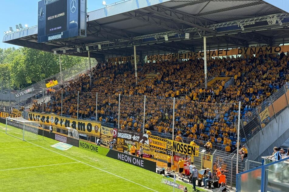 Der Auswärtsblock ist schon fast voll, die Fans wollen heute den Aufstieg feiern!