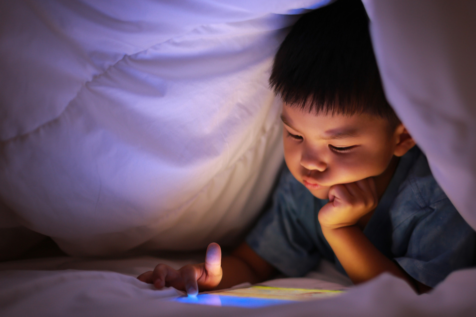 Junge zockt anstatt zu schlafen: Vater zwingt ihn 17 Stunden lang Videospiele zu spielen