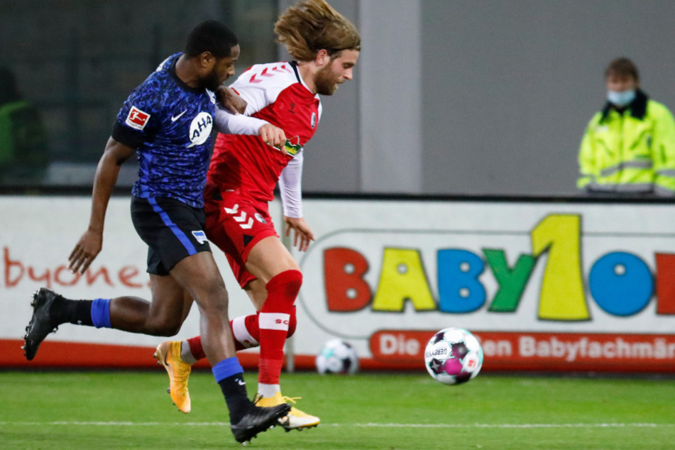 Hertha BSC bringt sich immer wieder selbst um den Ertrag. Deyovaisio Zeefuik (l.) verursacht gegen Lucas Höler einen Elfmeter.