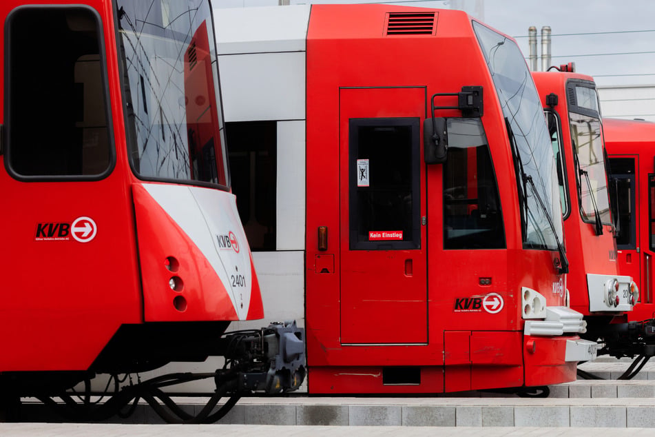 Der Mann (41) ist ersten Erkenntnissen zufolge vermutlich mit einer stadtauswärts fahrenden KVB-Bahn zusammengestoßen.