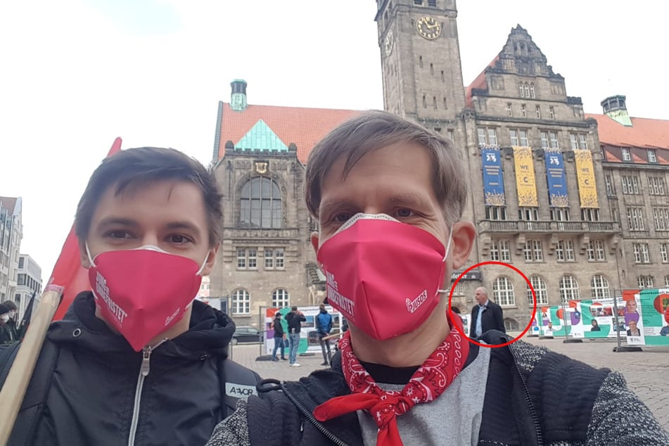Das Selfie von SPD-Stadtrat Maik Otto (43, r.) wurde schnell zur Nebensache. Viele Nutzer entdeckten Detlef Müller (56, SPD) im Hintergrund ohne Maske.