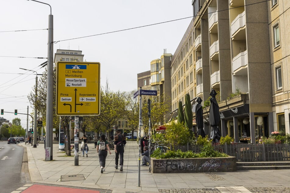 An der Ecke Alaunstraße/Albertplatz wurden am Dienstagabend Passanten angegriffen. (Archivbild)