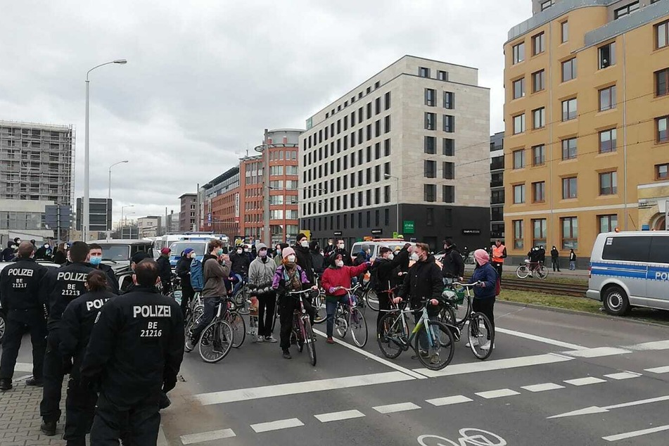 Fahrradfahrer der Gegendemonstration am Ostplatz.