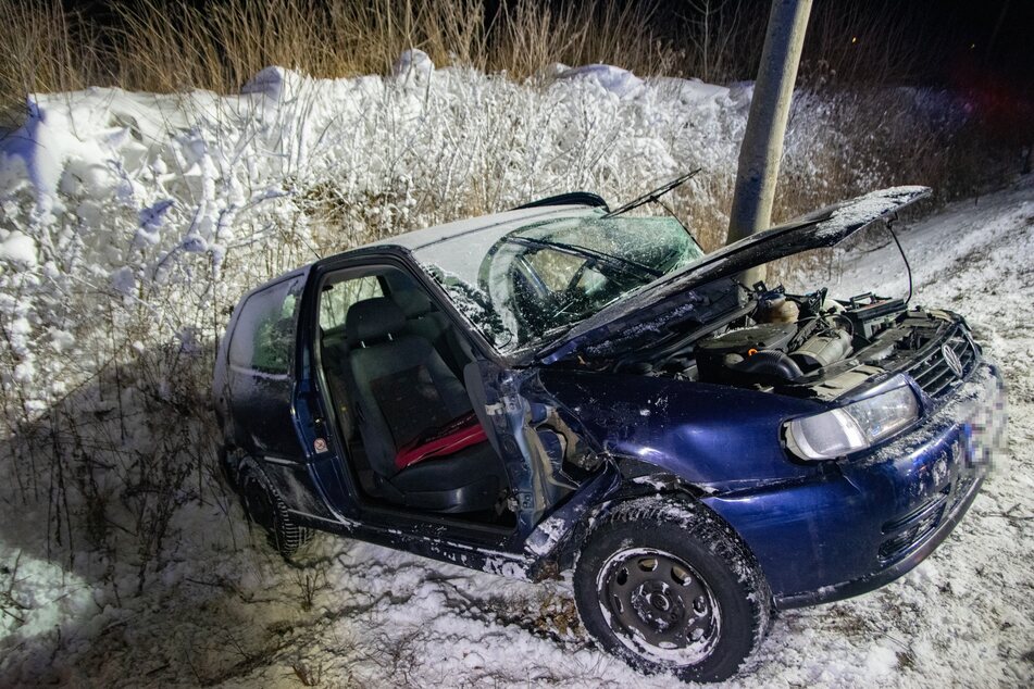 Der Wagen kam nach der Kollision mit einem Baum in einem Straßengraben zum Stehen.