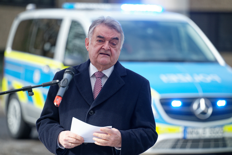 Nordrhein-Westfalens Innenminister Herbert Reul (68, CDU) spricht bei der Vorstellung neuer Einsatzfahrzeuge der Autobahnpolizei.