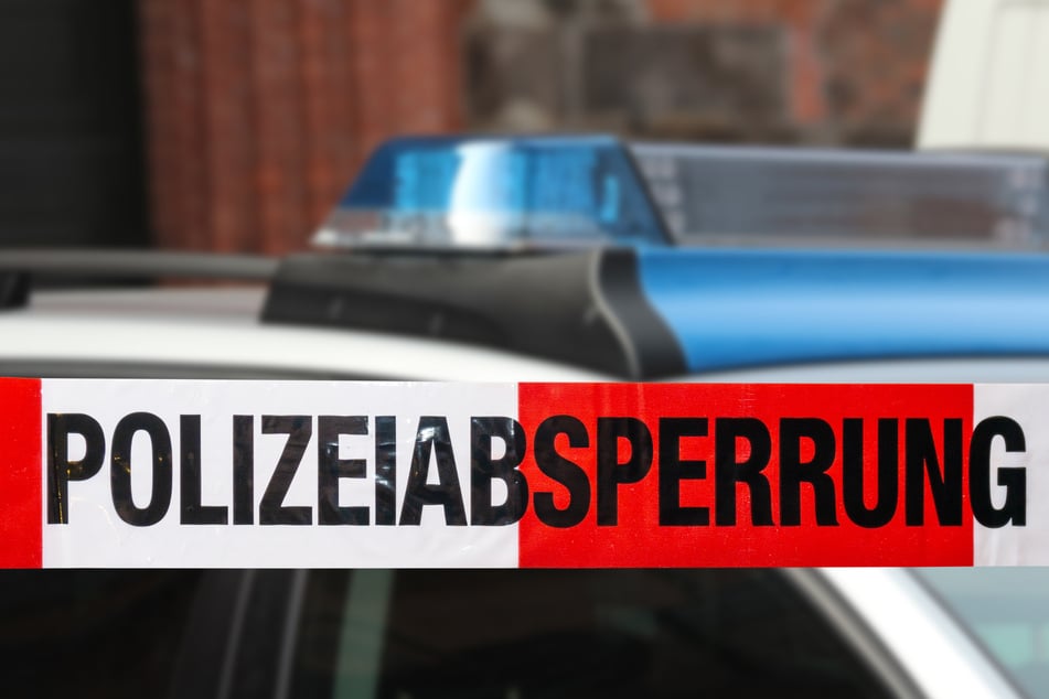 Auf einer Wiese in Braunschweig wurden menschliche Knochen gefunden. Die Polizei sichert Spuren. (Symbolbild)