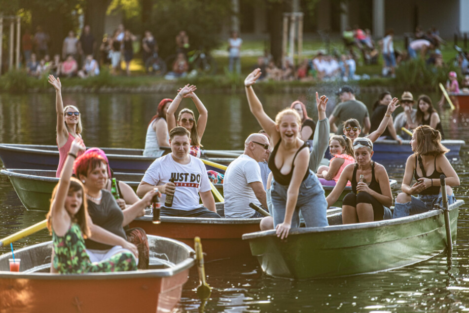 Corona-Konzert der anderen Art: Besucher lauschen dem DJ-Duo vom Wasser aus.