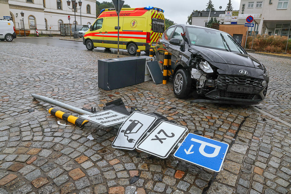Der Hyundai krachte gegen ein Verkehrszeichen. Auch eine Ladesäule wurde dabei beschädigt.