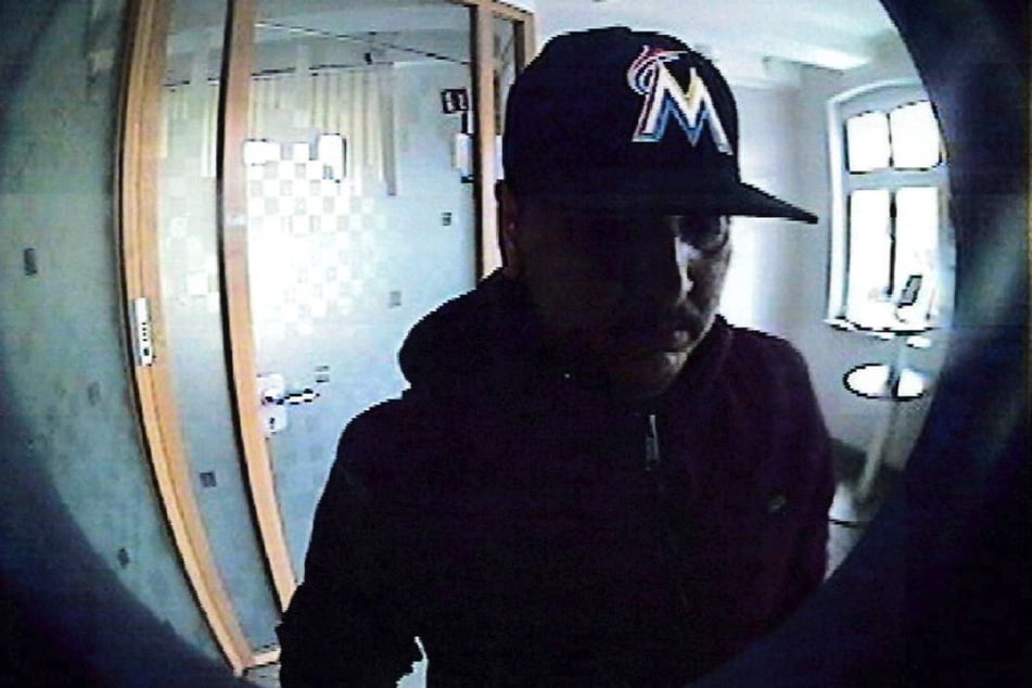 Mit diesem Foto sucht die Polizei Brandenburg nach einem mutmaßlichen EC-Kartendieb.