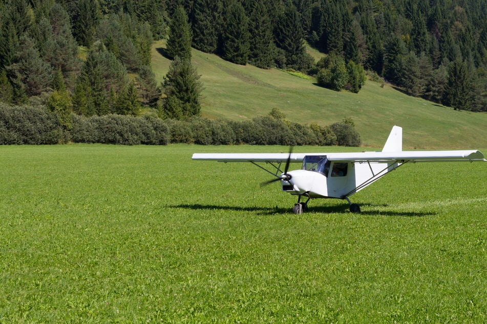 Ein Mann stürzte mit seinem Kleinflugzeug ab, während seine Tochter am Boden alles beobachten musste. (Symbolfoto)