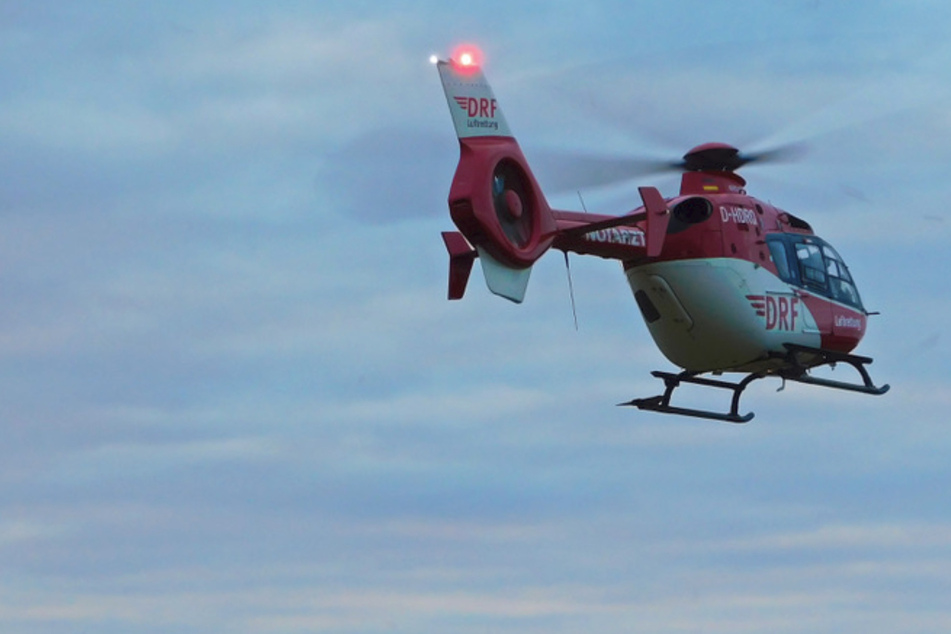 Laubbläser fängt an zu brennen: 21-Jähriger muss per Hubschrauber in Spezialklinik gebracht werden