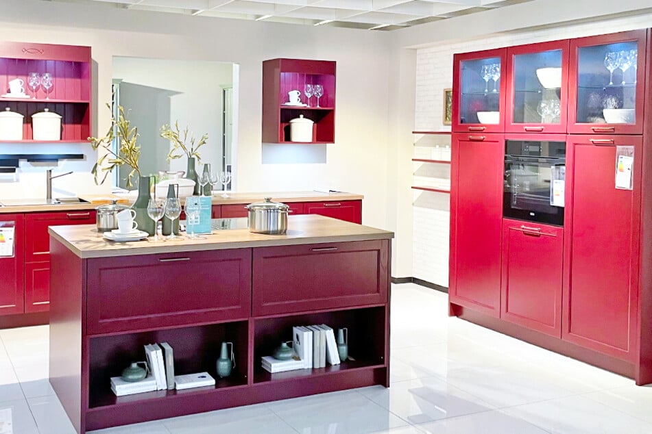Ob rot, klassisch weiß oder in trendigem "sage" – bei porta Aachen gibt's Eure Traumküche super günstig.