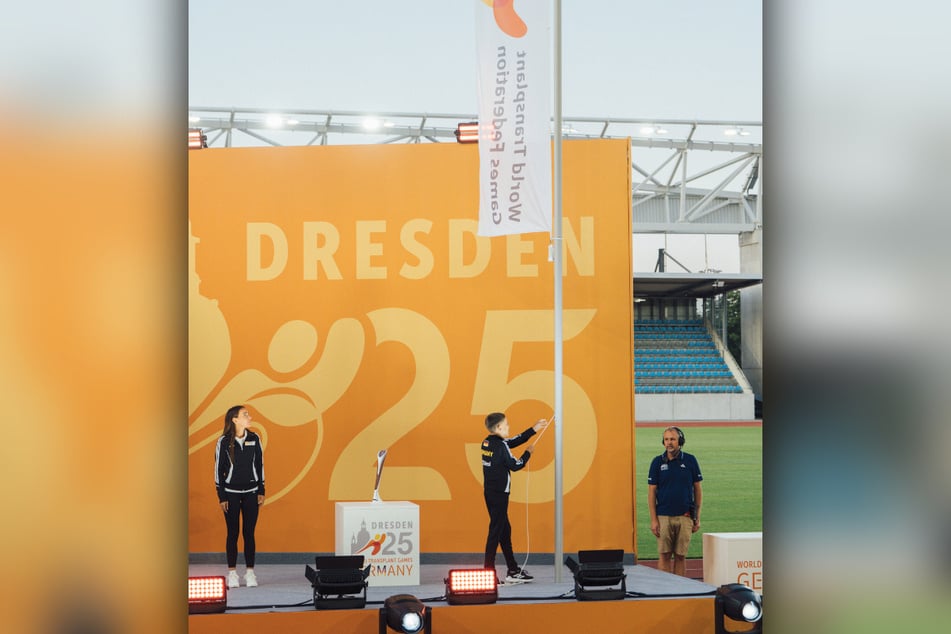 Zur Eröffnung der Spiele hisste der Dresdner Sportler im Heinz-Steyer-Stadion die Fahne.