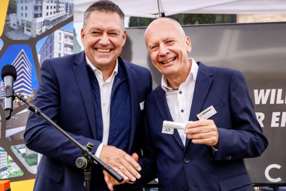 Bert Hoffmann von der Planungsgesellschaft Bauconzept (l.) überreichte Papenburg-Niederlassungsleiter Stefan Brunsch einen symbolischen Schlüssel aus Meissener Porzellan.