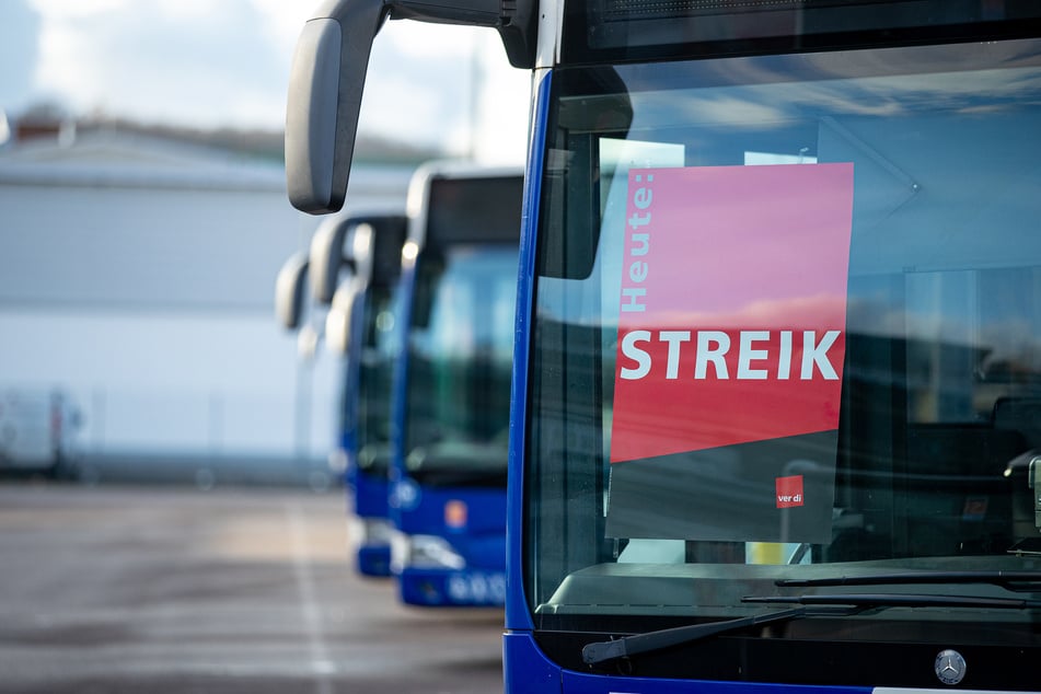 Busse und Straßenbahnen stehen von Donnerstag bis Sonntag aufgrund eines Streiks unter anderem in Magdeburg still. (Symbolbild)