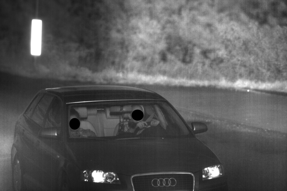 Das polnische Pärchen macht sich im gestohlenen Audi auf den Weg nach Polen und wird von einer Kamera erfasst.
