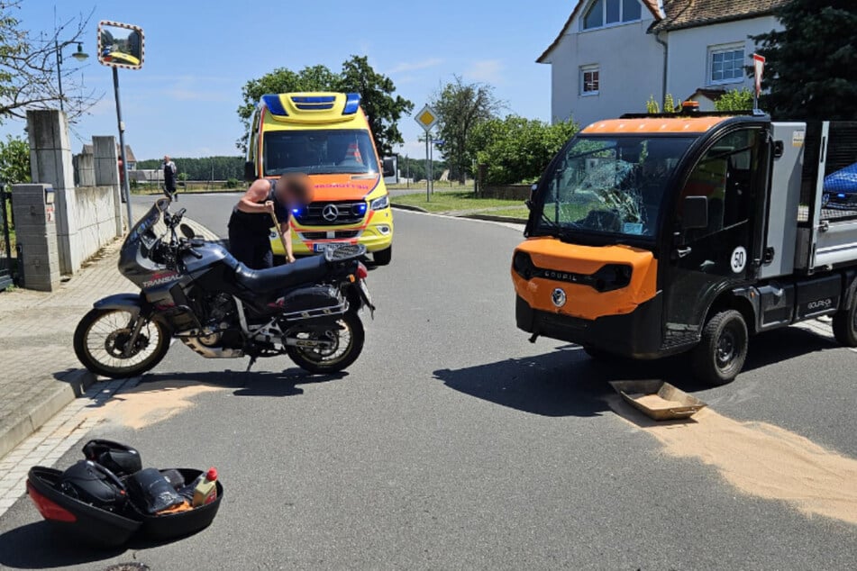 Multicar erfasst Motorrad: Zwei Verletzte bei Crash im Landkreis Leipzig