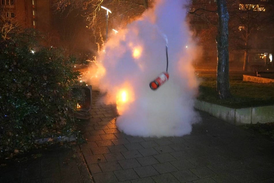 Im Stadtteil Grünau-Mitte wurden die Kameraden der Freiwilligen Feuerwehr in der Silvesternacht in einen Hinterhalt gelockt. (Archiv)