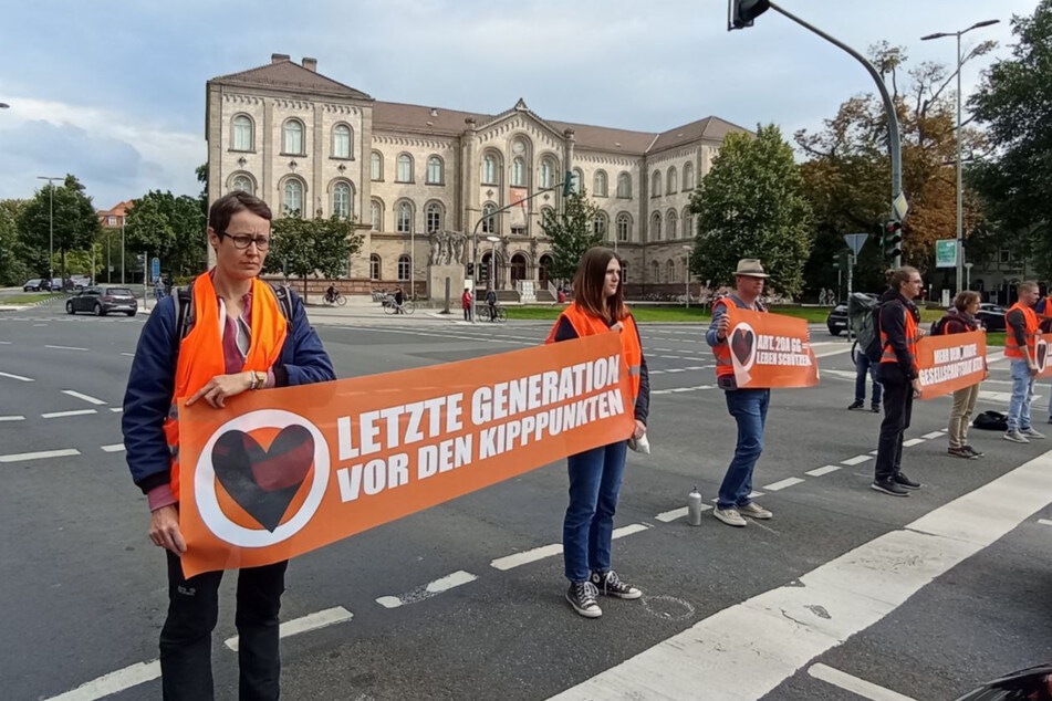 Sieben Aktivsten der "Letzten Generation" blockierten am Mittwoch eine Kreuzung in Göttingen.