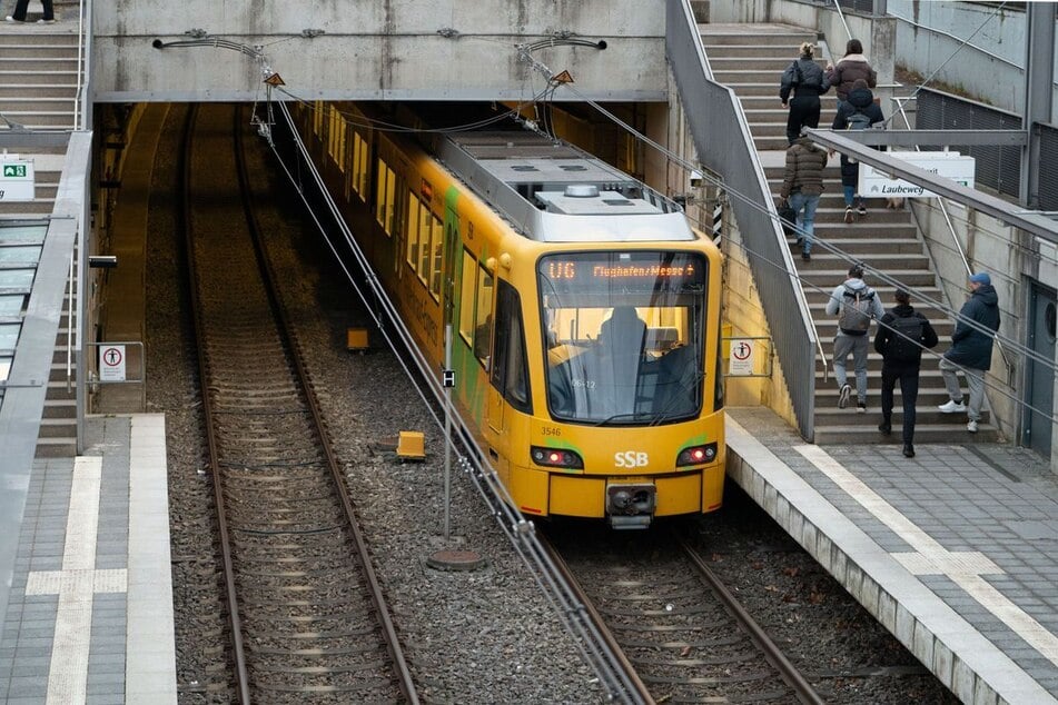 Fahrgäste einer Stadtbahn in Stuttgart verständigten die Polizei. (Symbolbild)