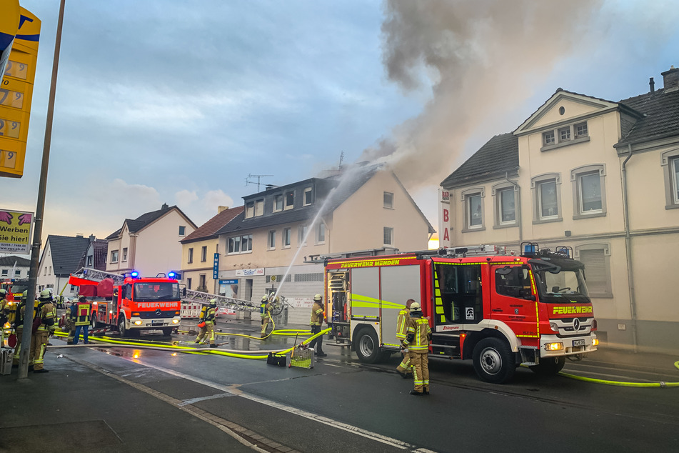 Die Kameraden der Freiwilligen Feuerwehr konnten den Brand unter Kontrolle bringen.