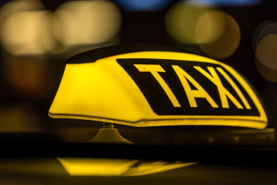 Fahrgast will Rechnung nicht bezahlen, schlägt Taxifahrer und beleidigt ihn rassistisch