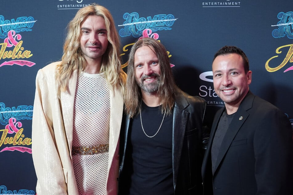 Tokio-Hotel-Frontmann Bill Kaulitz (35, v.l.), Musikproduzenten Max Martin (53) und Howie Dorough (51) von den Backstreet Boys kamen zur "&amp; Julia"-Premiere in Hamburg.