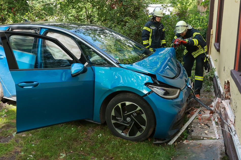 Auto erfasst Radfahrer und rast weiter gegen Hauswand