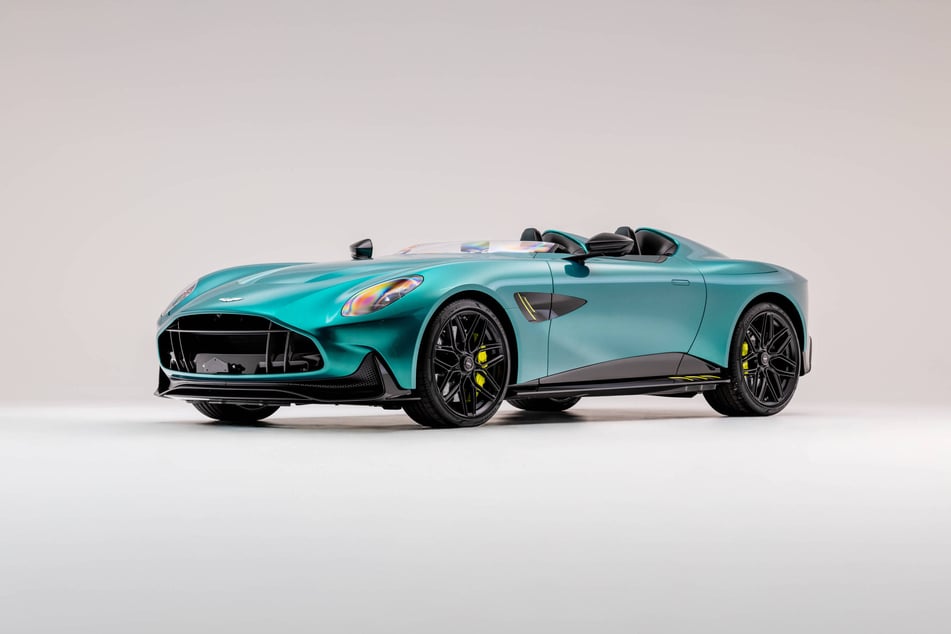 Traumauto Aston Martin. Seine Karosserie wurde mit Presswerkzeugen made in Lößnitz hergestellt.