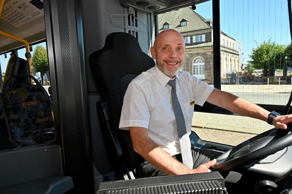 E-Bus-Fahrer René Sandig (54) freut sich bereits darauf, seine Fahrgäste mithilfe des umweltfreundlichen Verkehrsmittels ans Ziel zu bringen.