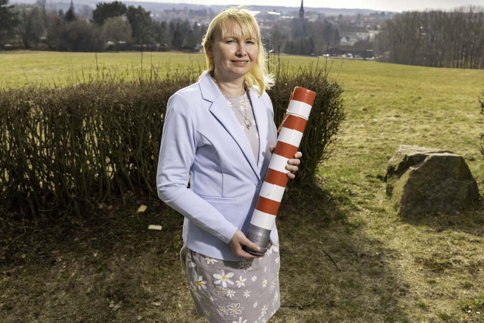 Freut sich über die überraschende Finanzspritze: Sabine Neumann (41) vom Förderverein mit der stilechten Spendenbüchse in Form eines Teilstücks vom rot-weißen Sendemast.