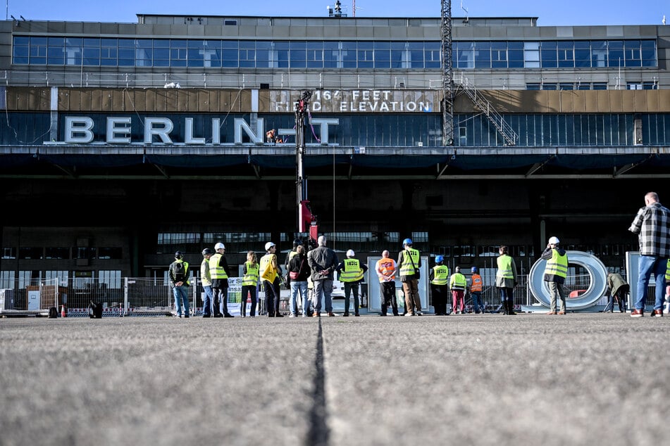 Der Schriftzug wurde wieder an das Dach montiert.
