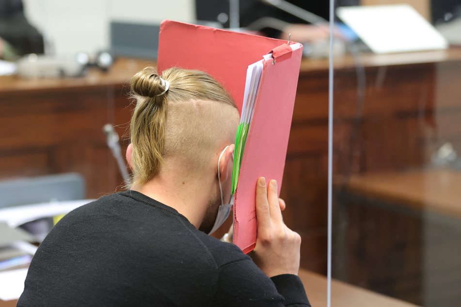 Der wegen versuchten Totschlags verurteilte 27-Jährige sitzt im Gericht. Er hat auf einen Kraftfahrer eingestochen, kann sich an die Bluttat aber nicht mehr erinnern.