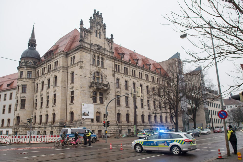 Das Urteil im Prozess um den rechtsterroristischen Anschlag von Halle soll am heutigen Montag fallen. Vor dem Landgericht Magdeburg soll es dazu eine Kundgebung geben. (Archivbild)