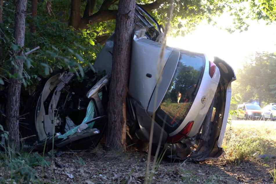 Der VW kollidierte mit einem Baum und blieb auf der linken Seite liegen.