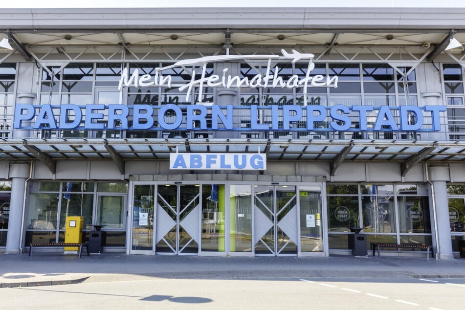 Bomben-Drohung! Flugzeug muss außerplanmäßig in Paderborn landen
