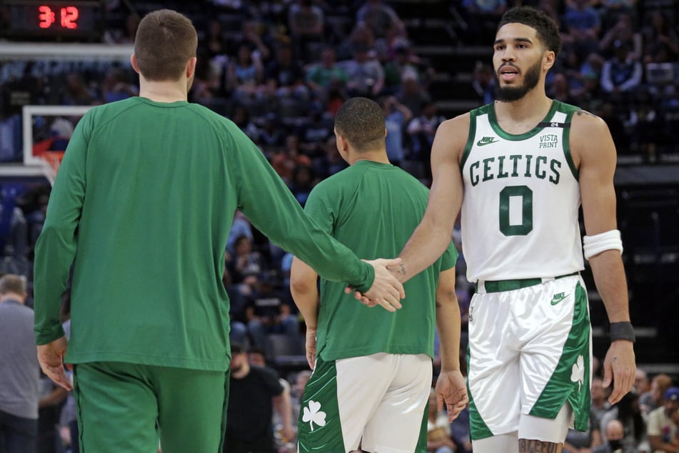 NBA roundup: Celtics clinch second seed, Mavs sweat over Dončić after regular season finale