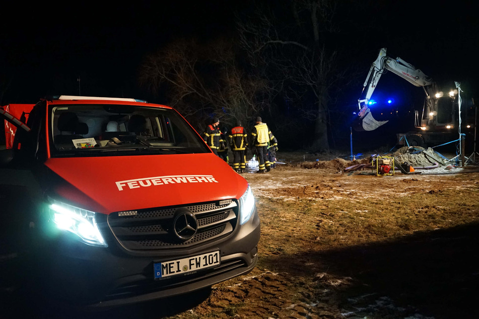 Kameraden der Freiwilligen Feuerwehr waren bis spät in die Nacht vor Ort, um die havarierte Hauptleitung bei Sörnewitz zu reparieren. Weitere Technik musste angefordert werden.