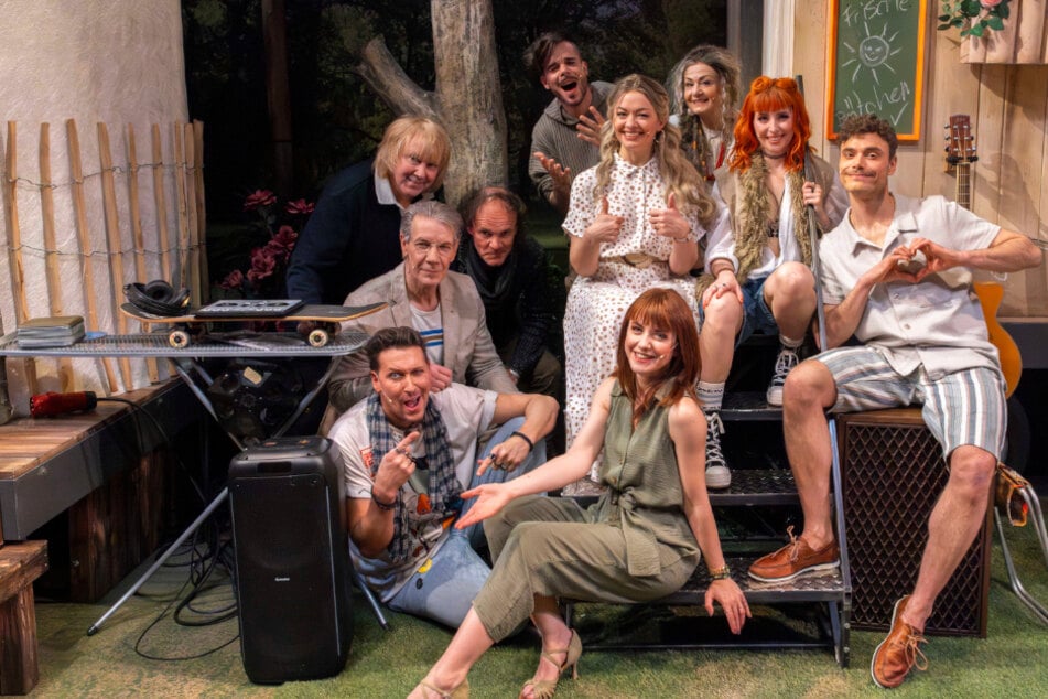 Dresden: Sächsische Promis bei Theater-Premiere in Dresden: Bei diesem Stück dreht sich alles um die 90er