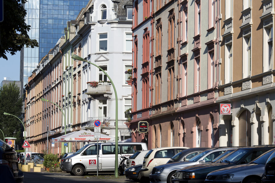Blick auf eine Häuserzeile im Nordend von Frankfurt am Main (Symbolbild).